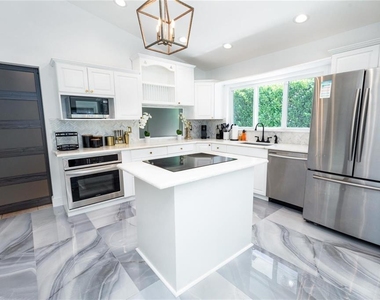 222 N Tradewinds Avenue - Photo Thumbnail 8