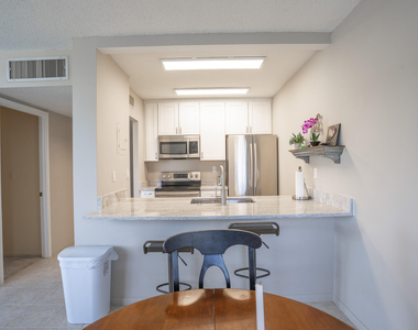 250 Ne 20th Street - Photo Thumbnail 3