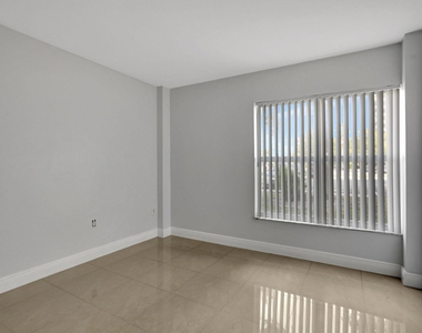 4156 Inverrary Drive - Photo Thumbnail 4