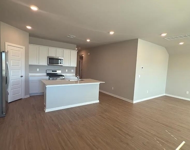 2924 Firefly Drive - Photo Thumbnail 8