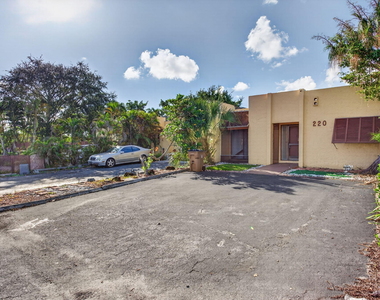 220 Nw 43rd Court - Photo Thumbnail 4