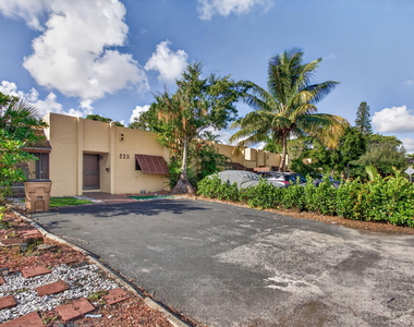 220 Nw 43rd Court - Photo Thumbnail 3