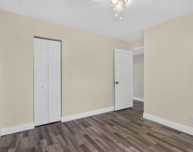 220 Nw 43rd Court - Photo Thumbnail 13