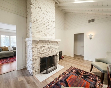 4332 Sunnyslope Avenue - Photo Thumbnail 4