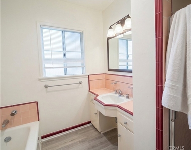 4332 Sunnyslope Avenue - Photo Thumbnail 15