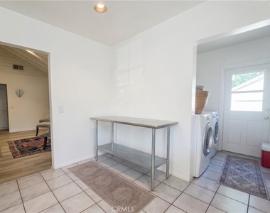 4332 Sunnyslope Avenue - Photo Thumbnail 7