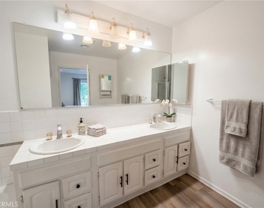 4332 Sunnyslope Avenue - Photo Thumbnail 10