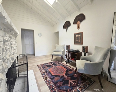 4332 Sunnyslope Avenue - Photo Thumbnail 5