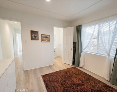 4332 Sunnyslope Avenue - Photo Thumbnail 13