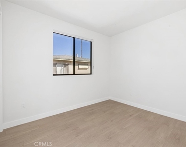 5061 1/2 Cartwright - Photo Thumbnail 9