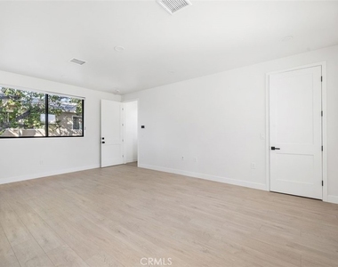 5061 1/2 Cartwright - Photo Thumbnail 2