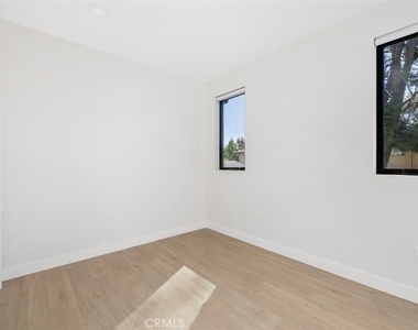 5061 1/2 Cartwright - Photo Thumbnail 8