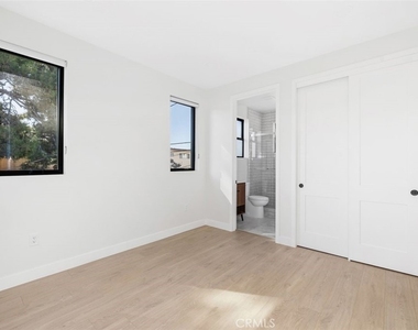 5061 1/2 Cartwright - Photo Thumbnail 6