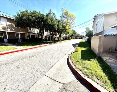 684 E Lee Place - Photo Thumbnail 28