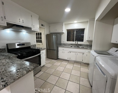 684 E Lee Place - Photo Thumbnail 32