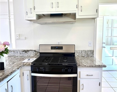 684 E Lee Place - Photo Thumbnail 24