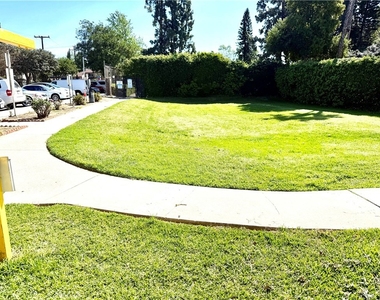 684 E Lee Place - Photo Thumbnail 3