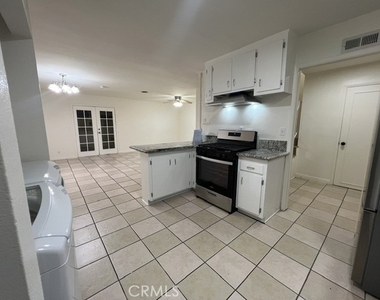 684 E Lee Place - Photo Thumbnail 37