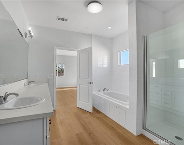 451 Hervey Avenue - Photo Thumbnail 8