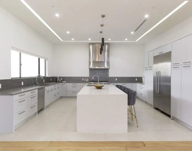 748 N Detroit Street - Photo Thumbnail 12