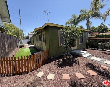 802 Superba Avenue - Photo Thumbnail 2