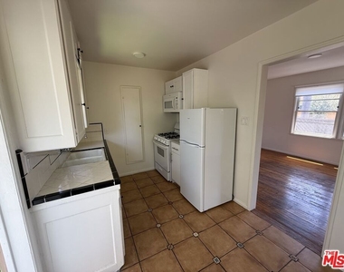802 Superba Avenue - Photo Thumbnail 8