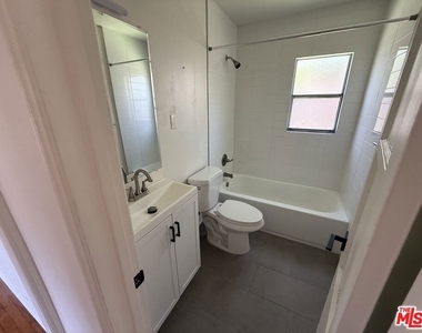 802 Superba Avenue - Photo Thumbnail 9