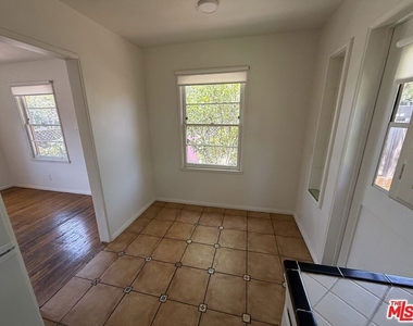 802 Superba Avenue - Photo Thumbnail 7