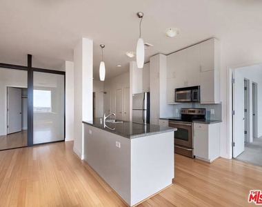 3810 Wilshire Boulevard - Photo Thumbnail 12