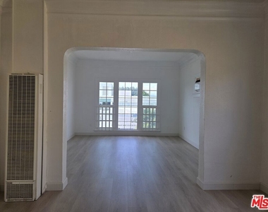 132 S Mountain View Avenue - Photo Thumbnail 6