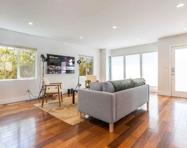 1610 S Hayworth Avenue - Photo Thumbnail 2