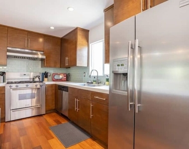 1610 S Hayworth Avenue - Photo Thumbnail 6