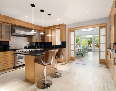 235 E 72nd St - Photo Thumbnail 4