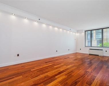 10 City Place - Photo Thumbnail 1