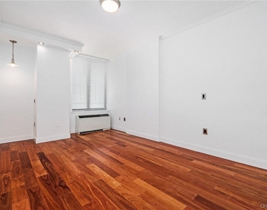 10 City Place - Photo Thumbnail 10