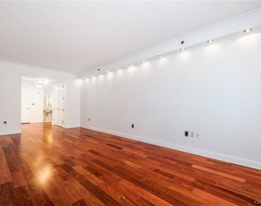 10 City Place - Photo Thumbnail 2