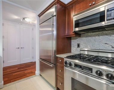 10 City Place - Photo Thumbnail 5