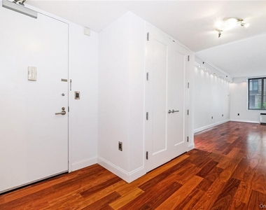 10 City Place - Photo Thumbnail 3