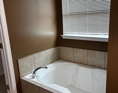 5546 Capital Gateway Drive - Photo Thumbnail 9