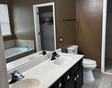 5546 Capital Gateway Drive - Photo Thumbnail 8