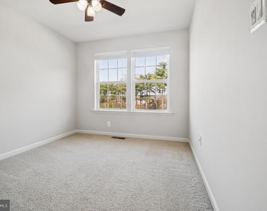 1118 Bayberry Lane - Photo Thumbnail 16