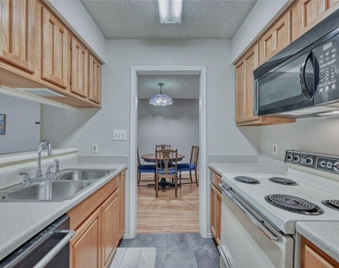 1202 Thorpe Ln - Photo Thumbnail 6