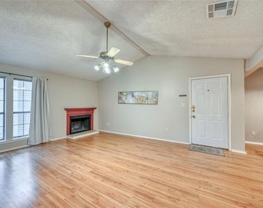 1202 Thorpe Ln - Photo Thumbnail 3