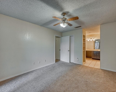 1202 Thorpe Ln - Photo Thumbnail 13