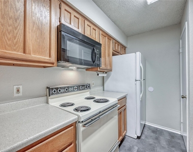1202 Thorpe Ln - Photo Thumbnail 7