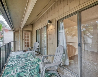 1202 Thorpe Ln - Photo Thumbnail 11