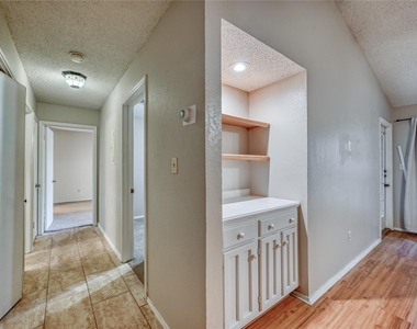 1202 Thorpe Ln - Photo Thumbnail 9
