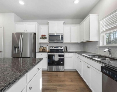 925 Lakehaven Lane - Photo Thumbnail 5