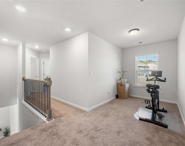 925 Lakehaven Lane - Photo Thumbnail 11