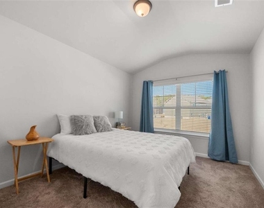 925 Lakehaven Lane - Photo Thumbnail 17